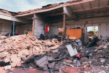 Ev bombardımanla yıkıldı. Ukrayna 'da savaş. Rusya 'nın Ukrayna' yı işgali. Altyapı tahribatı. Sivillerin dehşeti. Savaş Suçları