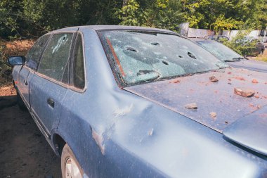 Füze saldırısından sonra sivil araç hasar gördü. Ukrayna 'da savaş. Rusya 'nın Ukrayna' yı işgali. Sivillerin dehşeti. Savaş Suçları