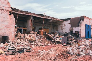 Ev bombardımanla yıkıldı. Ukrayna 'da savaş. Rusya 'nın Ukrayna' yı işgali. Altyapı tahribatı. Sivillerin dehşeti. Savaş Suçları