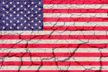 Üzerinde Amerikan bayrağı olan çatlamış bir göl yatağı. ABD 'de iklim değişikliği, kuraklık ve su kavramı kuruyor