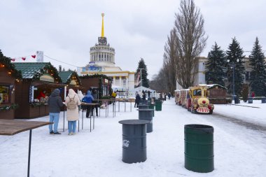 Kyiv, Ukrayna: 02 / 15 / 2025: Kış günü. Eğlence ve eğlence parkındaki yemek katında. Keyifli, aktif, boş bir yer.