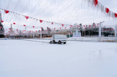 Açık hava buz pateni pisti, şenlikli kalp ışıkları ve kış boyunca yeniden yüzeye çıkan bir makine. Huzurlu, mevsimsel, romantik atmosfer