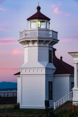 Bulutsuz bir akşamda yakalanan Mukilteo Deniz Feneri günbatımında hala güzel renklerini gösteriyor.