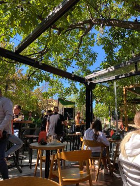 Güzel güneşli bir günde kafede..