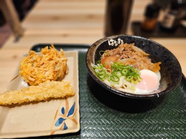 Biftekli erişte, yumurta, tempura ve kalın et suyu. 