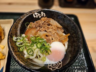 Biftek, yumurta ve kalın et suyu.