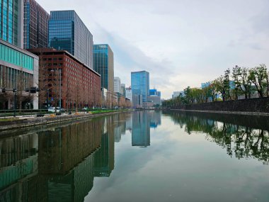 Nehir kenarındaki ofis binaları