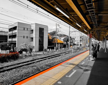 Japonya kırsal kesimindeki tren istasyonu
