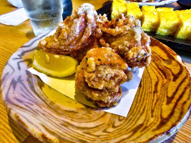 Japon öğle yemeği seti: limonlu karaage (kızarmış tavuk)