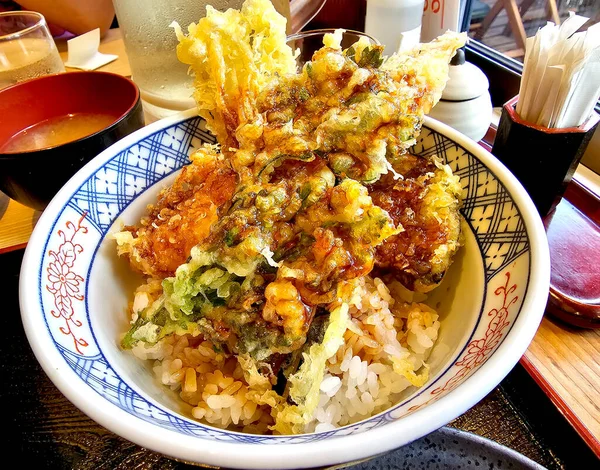 日本午餐把食物放在一个碗里 天秤鱼 和米饭 — 图库照片