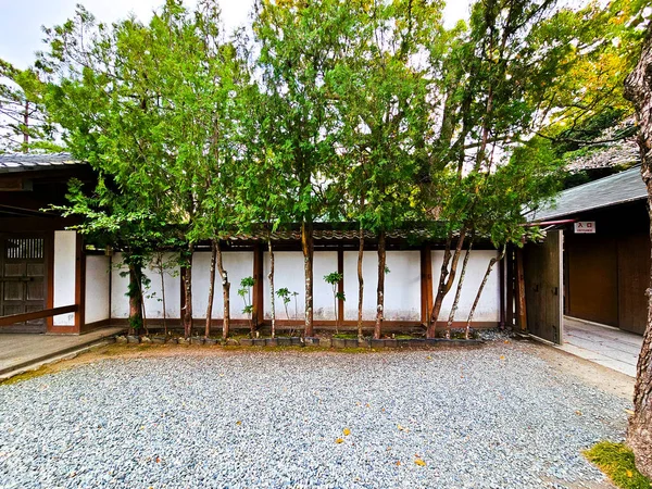 Árvores Perto Antiga Casa Aldeia Japão — Fotografia de Stock