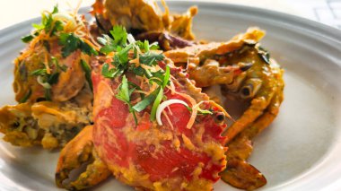 Altın Tuzlu Yumurta Yumurtası Yengeci: Bir Lezzet Şöleni