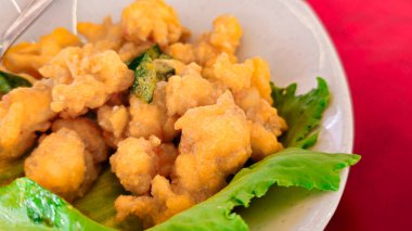 Asya Deniz Ürünleri Tabağı: Tabakta Kızarmış Kalamar veya Kalamar. 