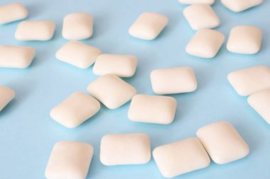 Mavi arka planda diş etleri çiğniyor.