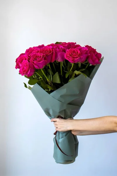 Gyönyörű Csokor Rózsaszín Hosszú Rózsa Egy Zöld Csomag Kezében Egy — Stock Fotó