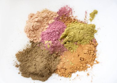 Saç boyamak ve güçlendirmek için kına tozu ve diğer otlar. Evde kına ezmesi yap. Kınalı bir hayat. Seçici odak