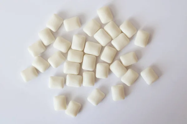 嚼口香糖散落在白色的背景上 — 图库照片