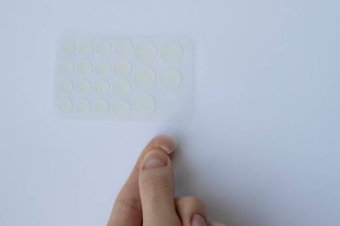 Sivilcelerden kurtulmak için sivilce bandı..