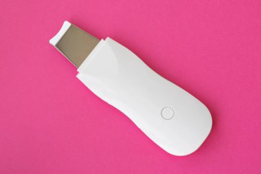 Soyulmak Ultrasonik Yüz Temizleme. Evde cilt bakımı için elektronik cihaz. Siyah noktaları ve pembelerdeki hücreleri kaldırmak için Spatula