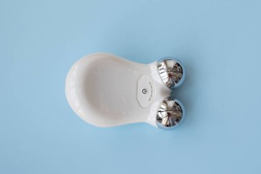 Mikro akımlı bir kaplıcada yüz masajı, kendini şımart. Profesyonel vücut bakımı.