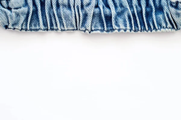 Witte Achtergrond Met Blauwe Denim Als Onderstel Platte Lay Bovenaanzicht — Stockfoto