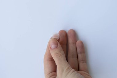 Beyaz arkaplanda sivilce yamaları.
