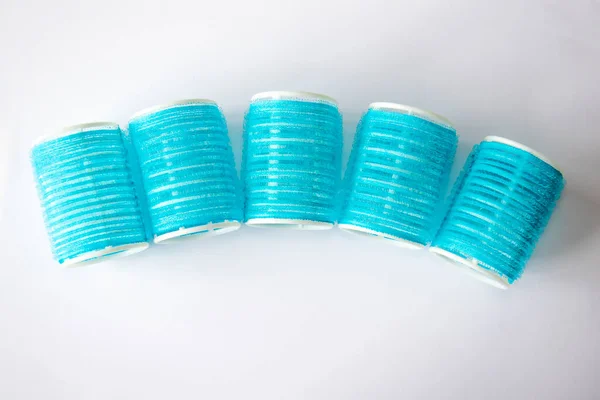 Rizos Azules Con Cinta Adhesiva Para Hermosos Rizos Sobre Fondo —  Fotos de Stock