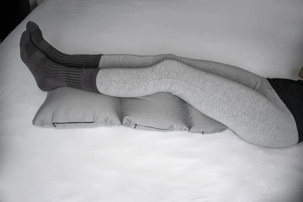 Kobiece Nogi Leżą Specjalnej Poduszce Nogi Dla Relaksu Zapobiegania Żylakom — Zdjęcie stockowe