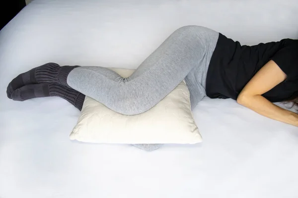 Leg Cushion Sleeping Knee Pain Orthopedic Pillow Legs Lying Woman —  Fotos de Stock