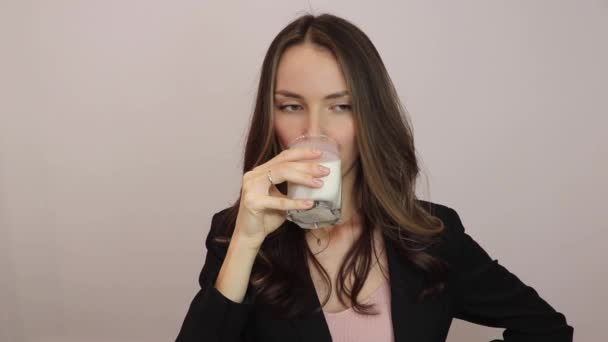 Mulher Está Beber Leite Rapariga Bebe Leite Sem Lactose Base — Vídeo de Stock