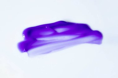 Mor şampuan dokusu ya da beyaz arka planda saç maskesi. Mor Kumaş. Sarışınlar için şampuan, gümüş sarışını elde etmek için