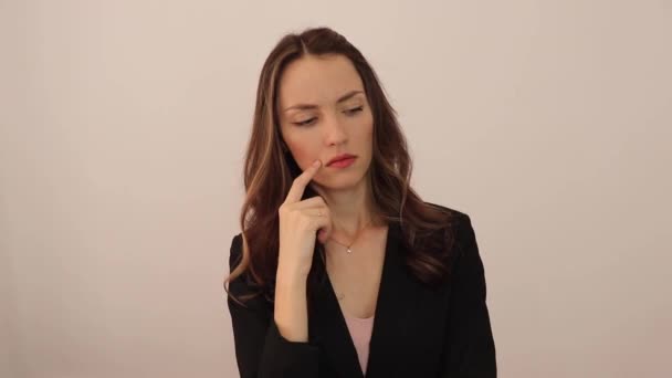 Hermosa Joven Emocionada Mujer Propone Una Idea Levanta Dedo Signo — Vídeos de Stock