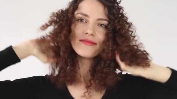 Gadis Berambut Cokelat Keriting Setelah Perming Rambutnya Wanita Kulit Putih — Stok Video