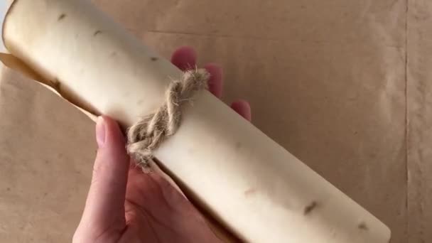 Ancient Scroll Manuscrit Médiéval Sur Fond Beige Dans Main Une — Video