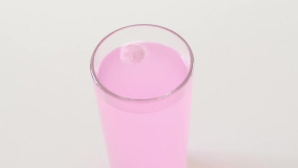 Rosafarbene Elektrolyttabletten Lösen Sich Wasser Auf Orale Rehydratationssalze Für Sportler — Stockvideo