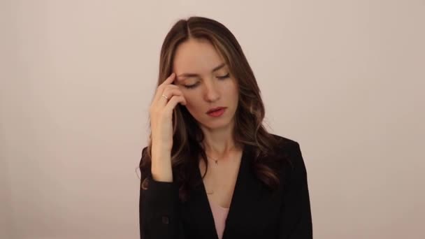 Zamyšlená Žena Položí Prst Spánek Zamyšleně Rozhlédne Pokoušeje Vzpomenout Jméno — Stock video