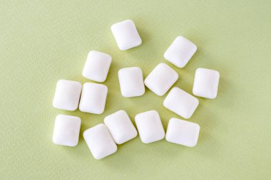 Yakın planda marul arka planında sakız çiğnemek.