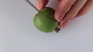 Kadın, Mini Kivi 'yi Bıçakla İkiye Dilimliyor.