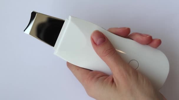 Ultradźwiękowy Scrubber Skóry Złuszczająca Różdżka Białym Tle Ręce Kobiet — Wideo stockowe