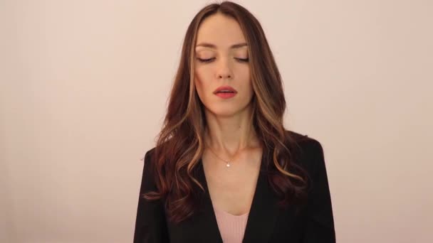 Jeune Femme Des Allergies Toux Éternuements Écoulement Nasal Femme Qui — Video