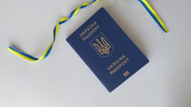 Украинский Паспорт Белом Фоне Лентой Цветов Украинского Флага Сине Желтом — стоковое видео