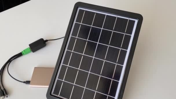 Piccolo Pannello Solare Nella Stanza Con Power Bank Collegato Sviluppo — Video Stock
