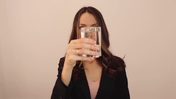 Mooie Jonge Vrouw Die Water Drinkt Zakenvrouw Drinkt Het Hele — Stockvideo