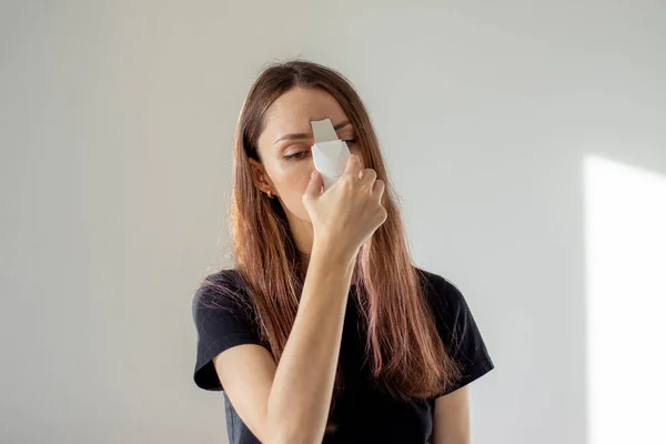 Mujer Joven Limpia Sus Poros Faciales Con Fregador Ultrasónico Autocuidado —  Fotos de Stock