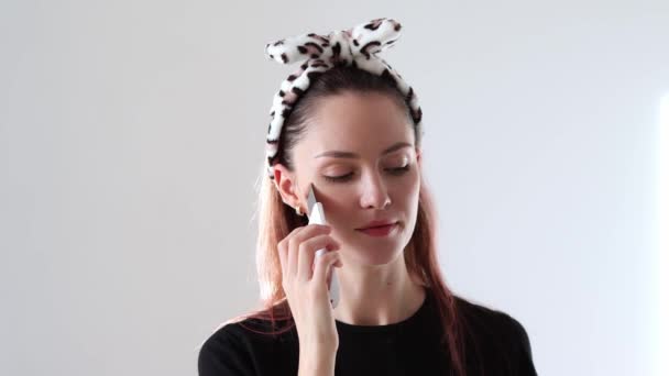 Femeia Tânără Își Curăță Porii Faciali Scrubber Ultrasunete Îngrijirea Sine — Videoclip de stoc