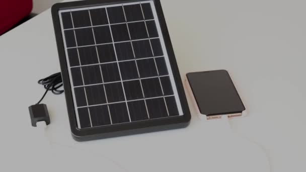 Pequeno Painel Solar Carrega Telefone — Vídeo de Stock