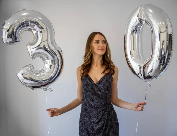 Γυναίκα Ήταν Χρονών Γιορτή Γενεθλίων Φουσκωτά Μπαλόνια Ασημί Αριθμούς Τριάντα — Φωτογραφία Αρχείου