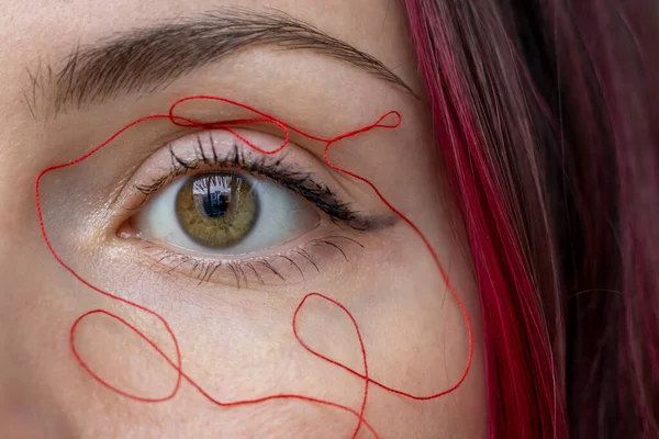 近照的眼睛与红线周围的眼睛 静脉和血管健康的概念 指血管星形体 蜘蛛静脉 — 图库照片