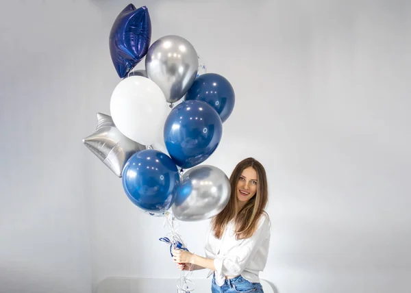 Красивая Молодая Счастливая Улыбающаяся Женщина Воздушными Шарами Белого Синего Цвета — стоковое фото