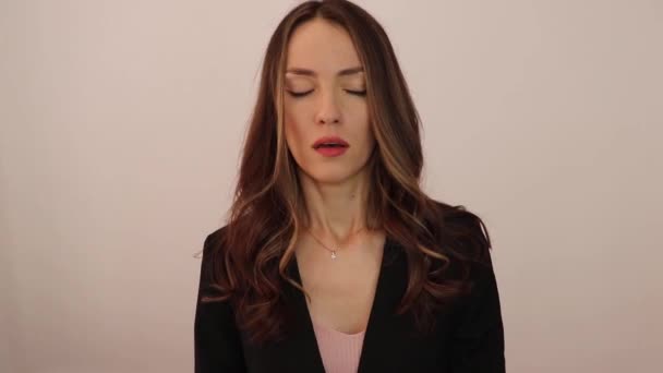 Belle Fille Éternue Dans Mouchoir Jetable Blanc Femme Affaires Malade — Video
